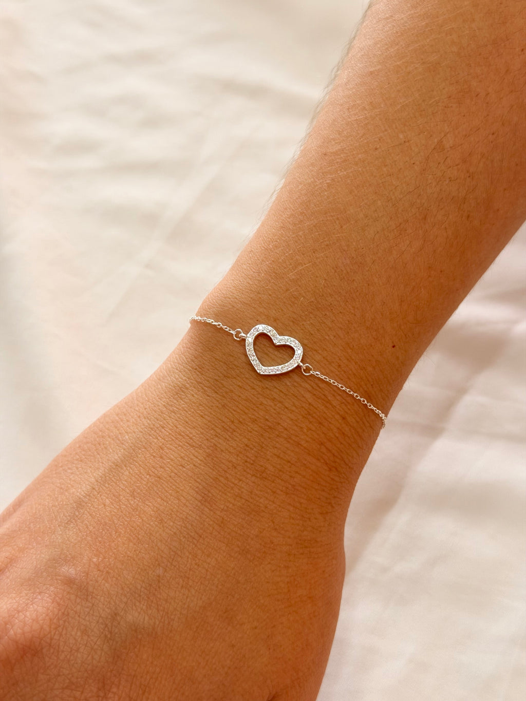 Pulseira entremeio coração vazado cravejado