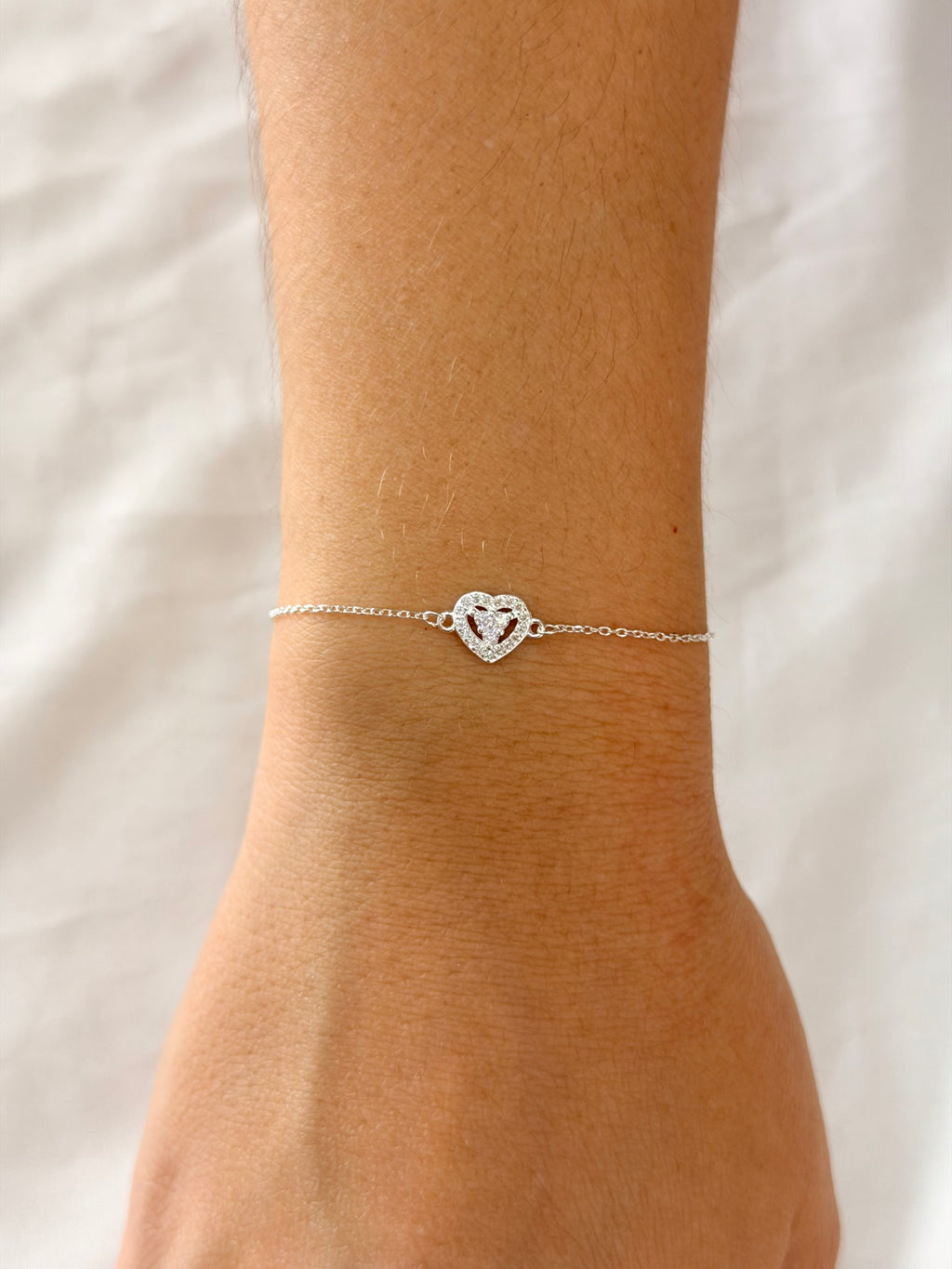 Pulseira entremeio coração vazado cravejado