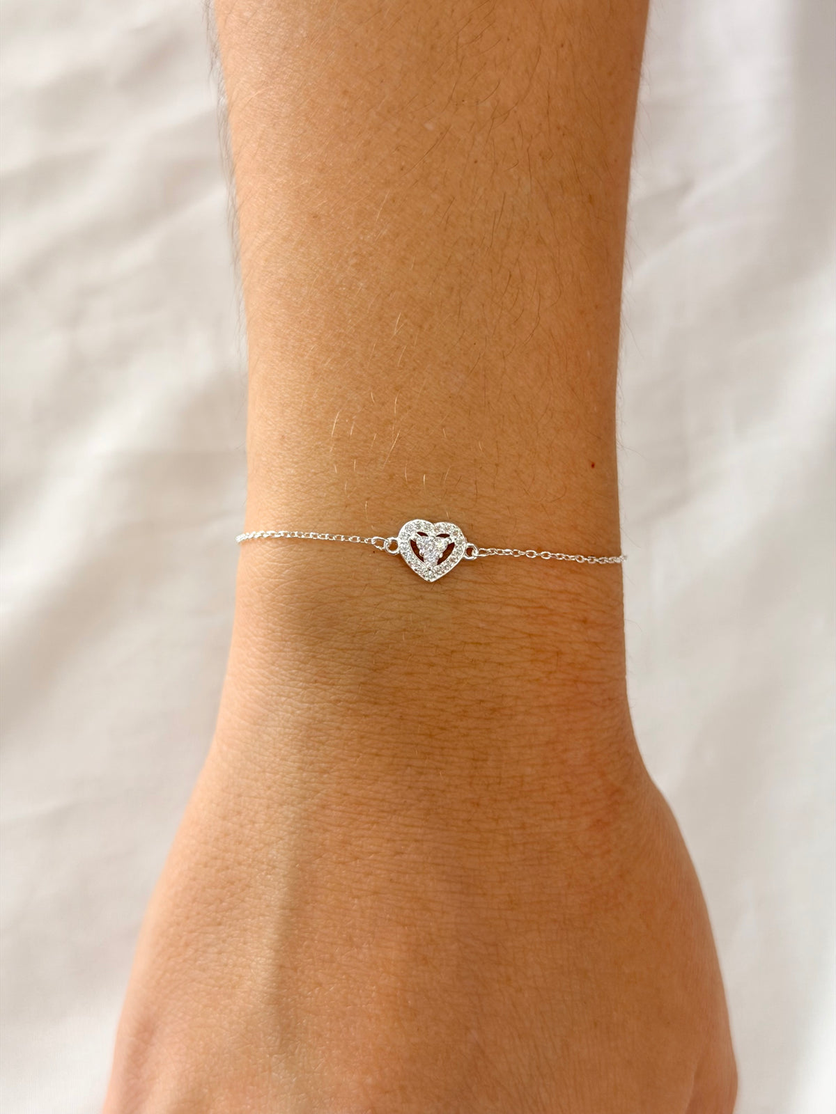 Pulseira entremeio coração vazado cravejado
