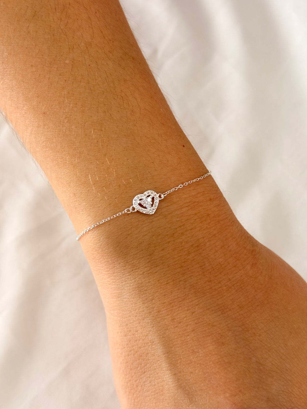 Pulseira entremeio coração vazado cravejado