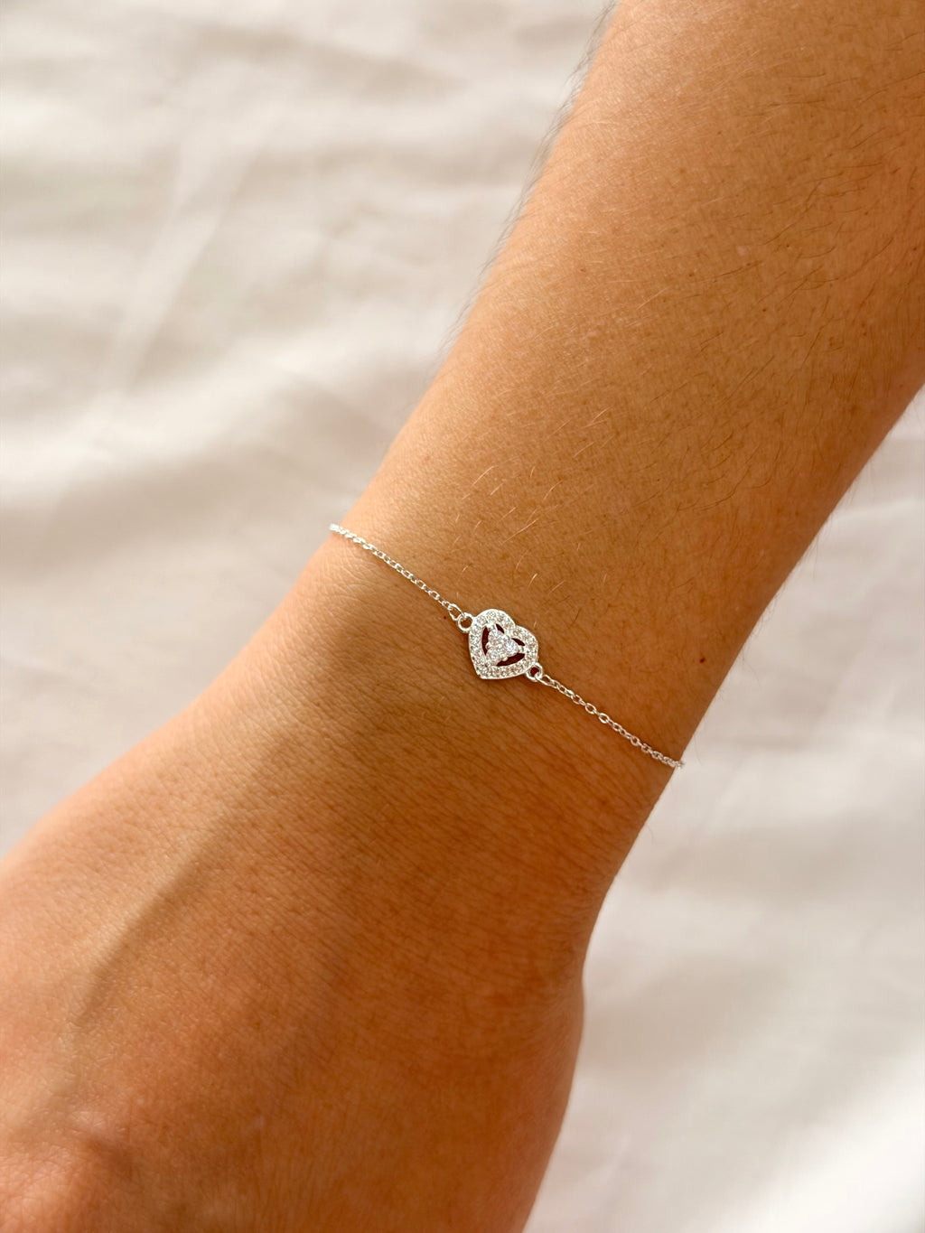Pulseira entremeio coração vazado cravejado