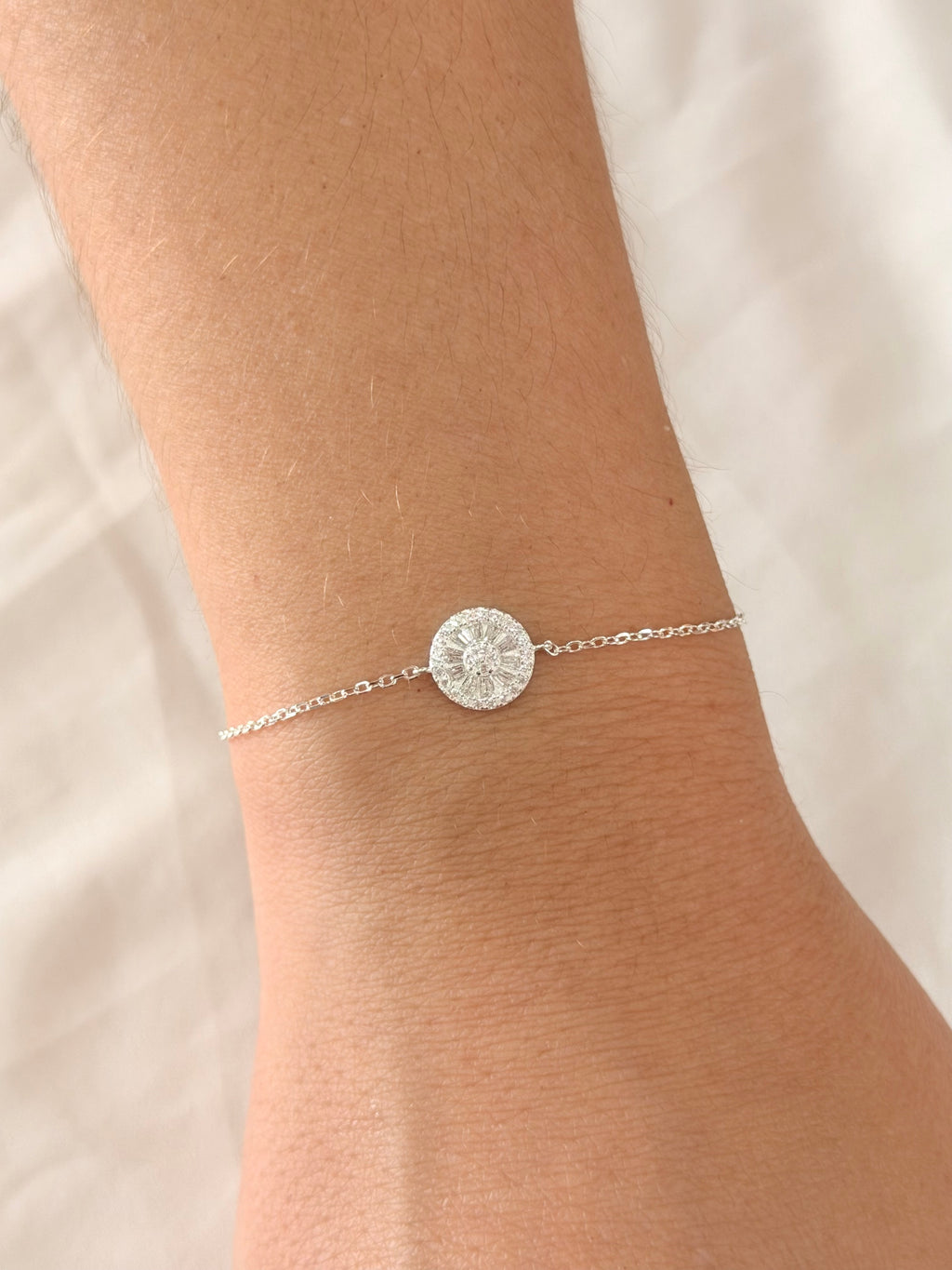 Pulseira entremeio botão cravejado