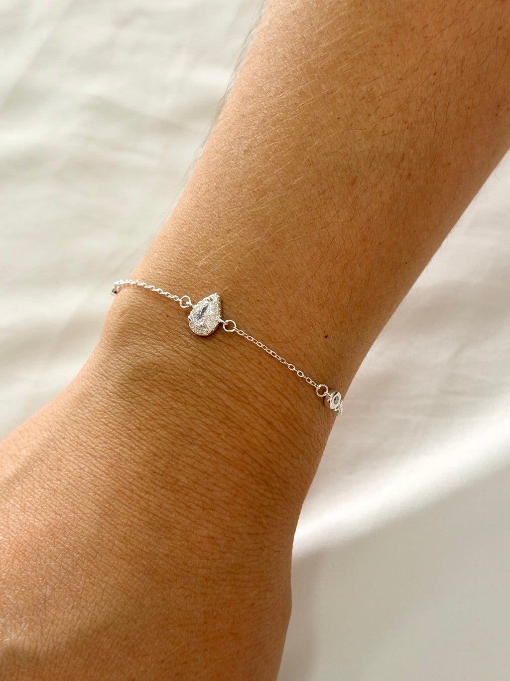 Pulseira entremeio zirconia gota com cravejado 8mm